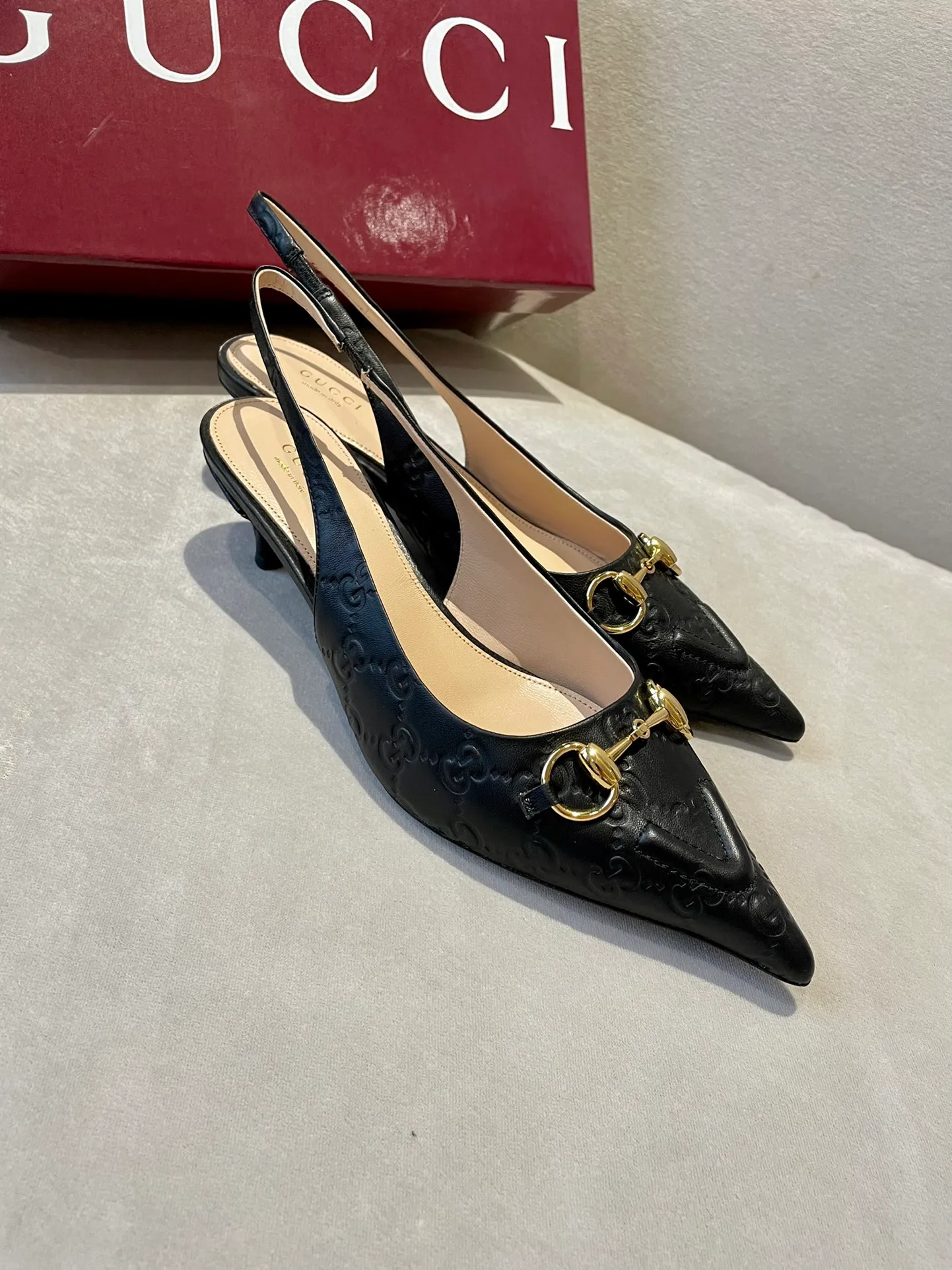 👟👟Ex-factory price 580👟👟 2024 G family’s new GUcc𝐢 horsebit pump sandals with pointed toes, elastic straps and kitten heels complement each other to create a comfortable and fitting design, and the back-lace pumps are the essence of design. Hot-drilling process Upper: Imported high-grade G G canvas Lining/foot pads: Full-grain high-grade lambskin Sole: Italian top-grade genuine leather sole Heel height: 10.5cm Fitting size: 35-42 (40/41/42 custom-made, non-refundable)